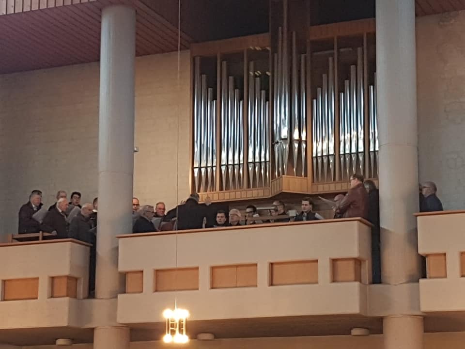 - 1 - Der Chor auf der Empore