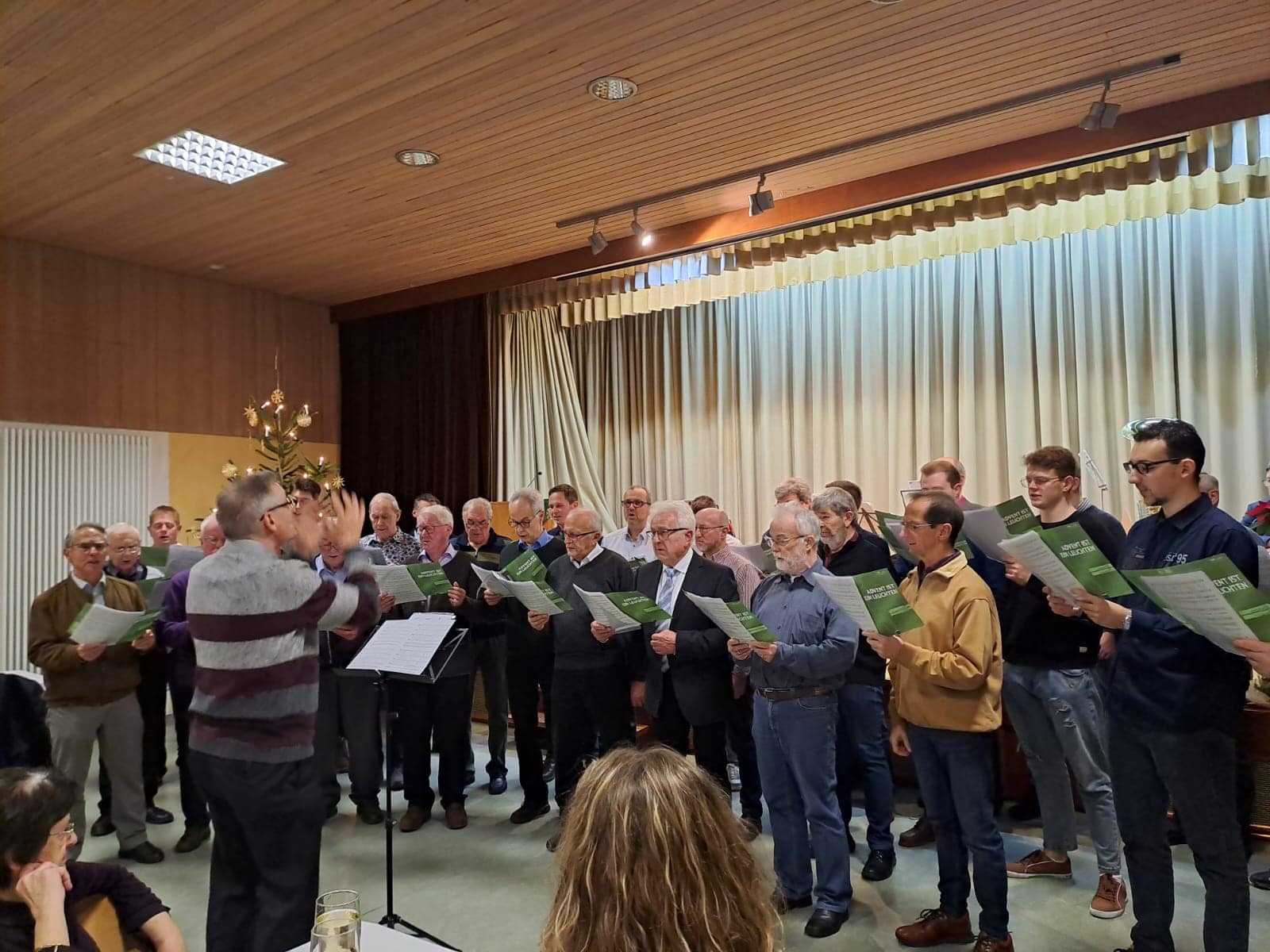 - 12 - Der Chor sang nat&uuml;rlich auch
