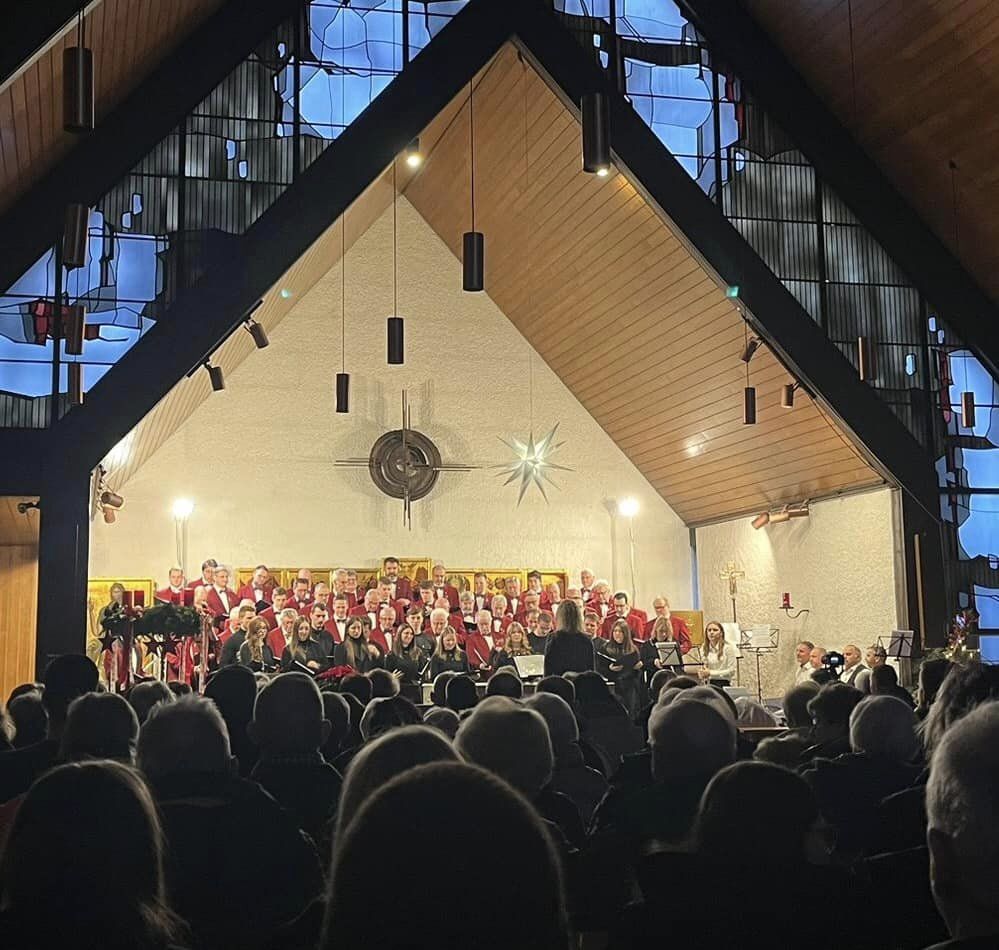 -12- Die beiden Ch&ouml;re singen das &auml;lteste Weihnachtslied