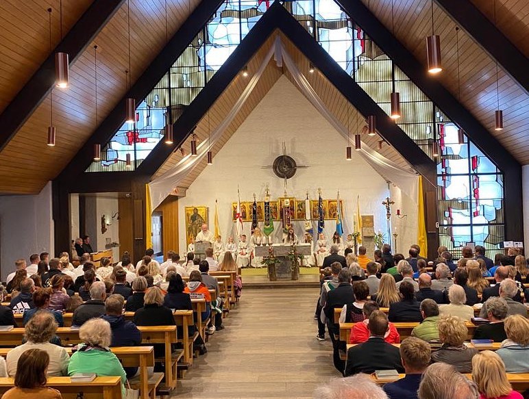 -6- Die vollbesetzte Kirche