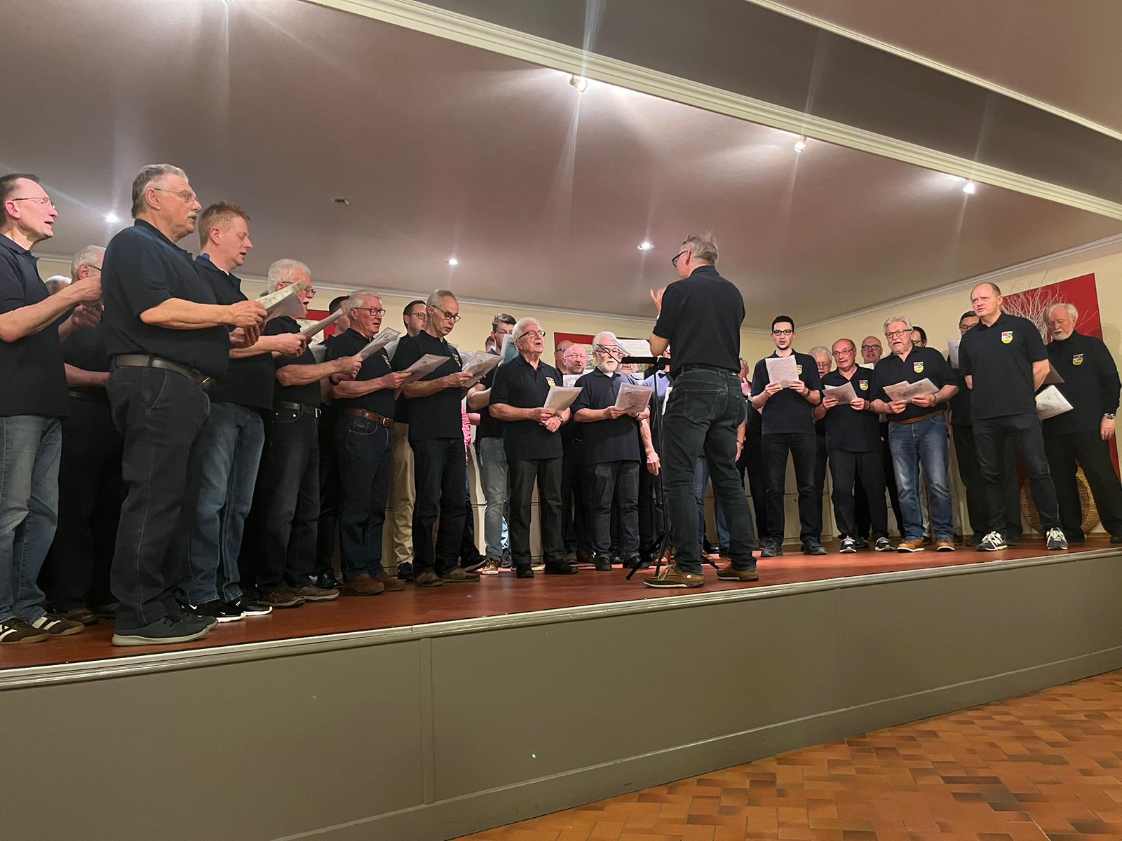 -10- Der Chor singt den zweiten Block