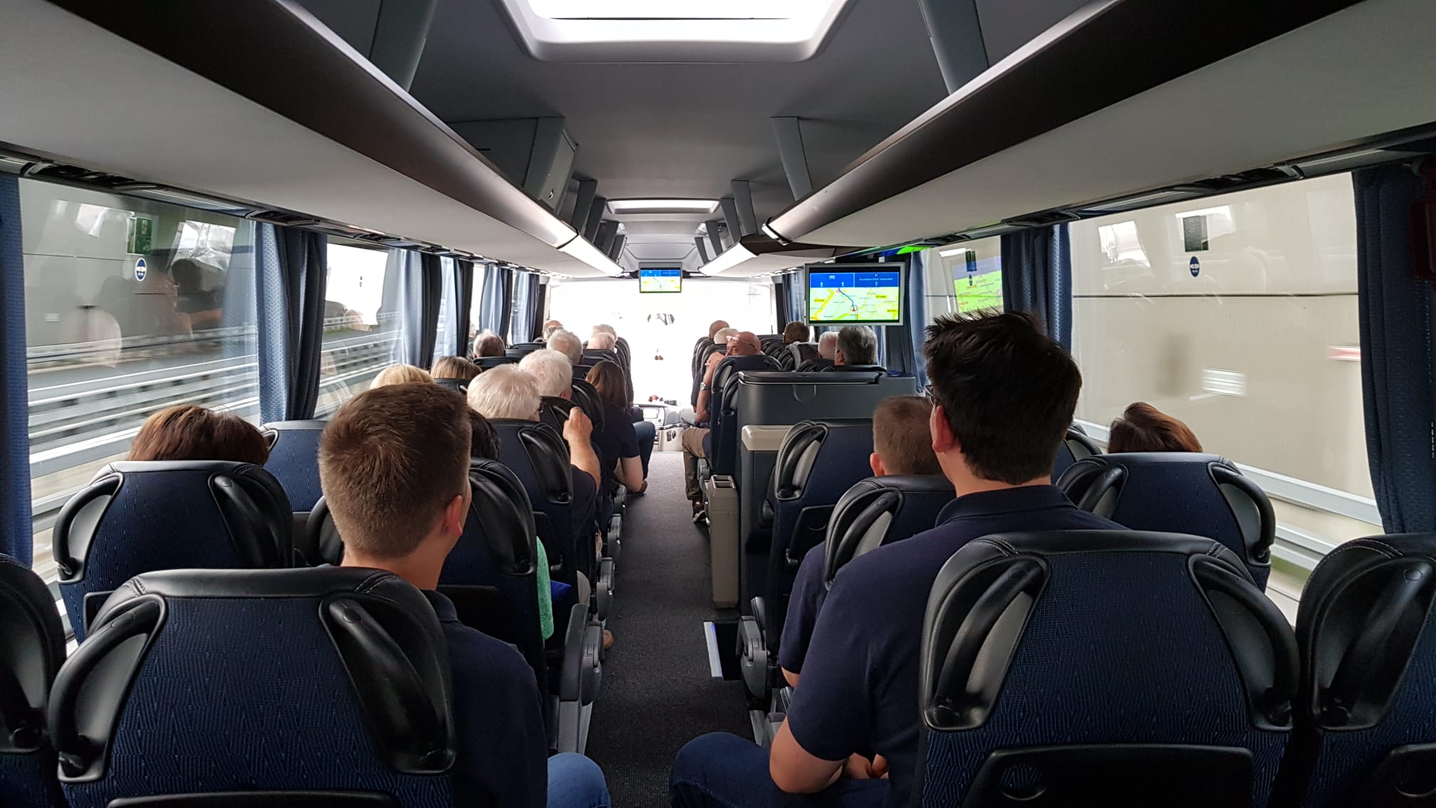 -1- Auf der Hinfahrt im Bus