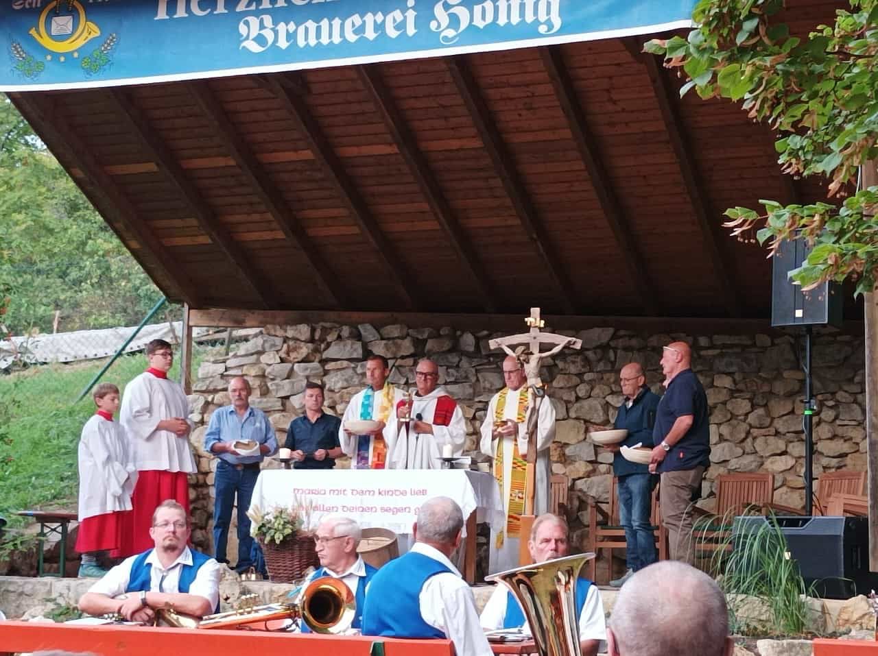 -4- Kirche im Freien