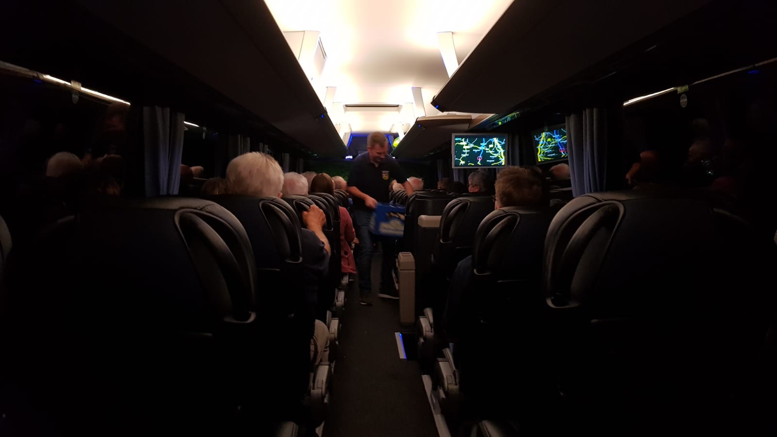 -9- Stimmungsvolle R&uuml;ckfahrt im Bus