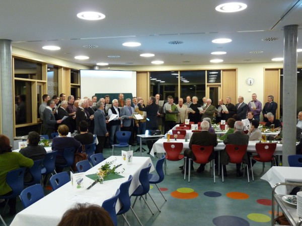 - 8 - Der Jubelchor eröffnet den Abend