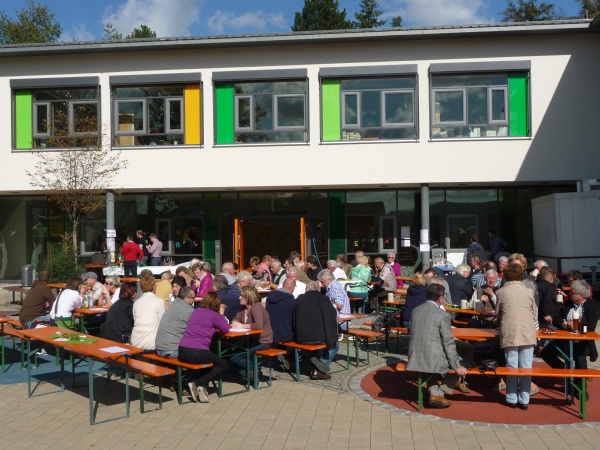 1. Reuther Chorfest - 2 - Premiere im Innenhof der Schule