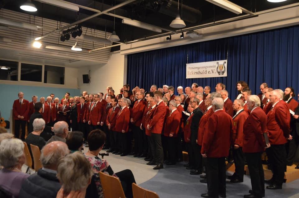 - 8 - Nacht der Chöre in Eschenau. Alle Männer singen Zugabe.