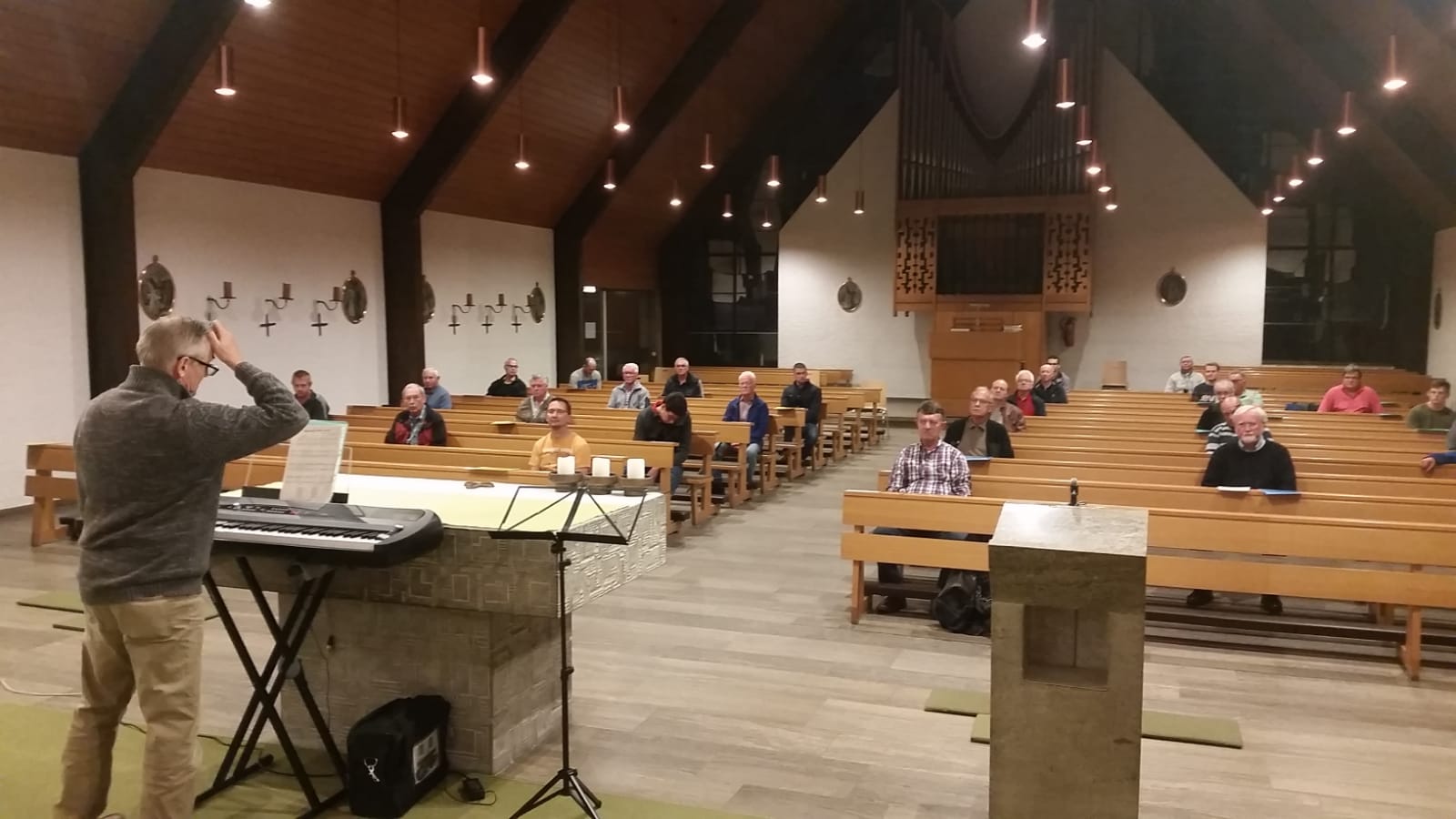 - 4 - Links Tenöre, rechts Bässe