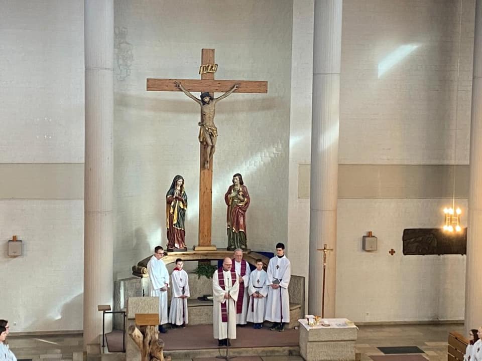 - 3 - Pfarrer Wünsche mit Pater Brandl und Ministranten