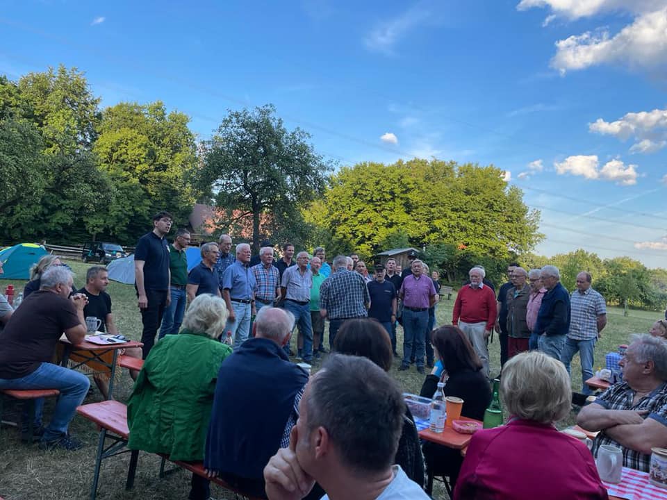 - 2 - Unser Chor beim Auftritt