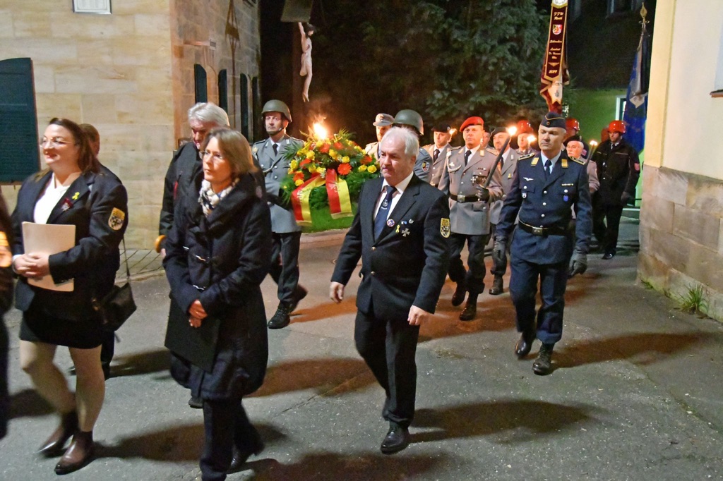 - 1 - Der Fackelzug zum Denkmal