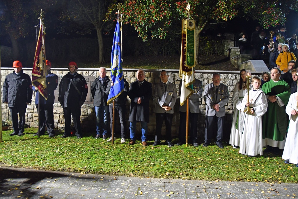 - 2 - Die Fahnenabordnungen
