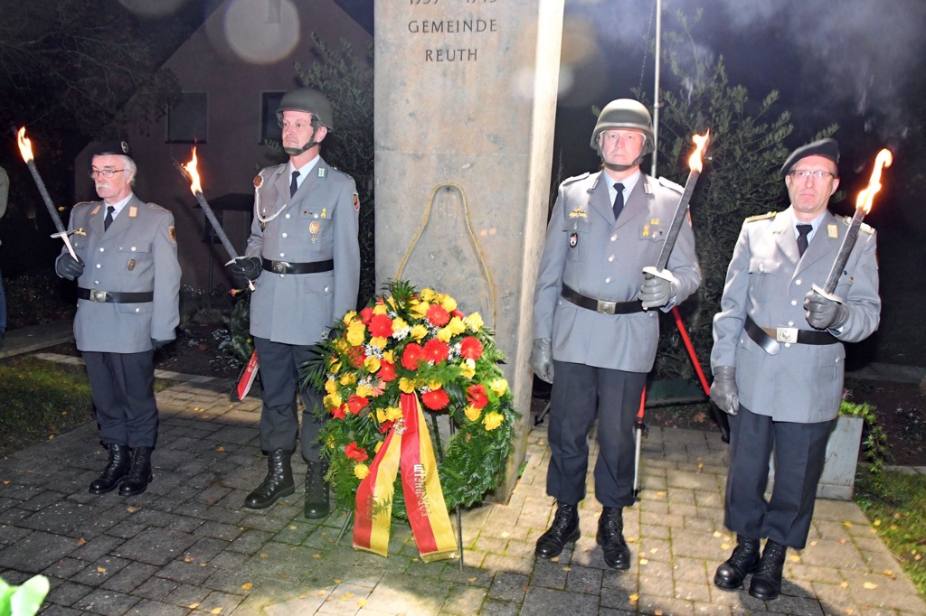 - 5 - Die Soldatenkameradschaft am Denkmal