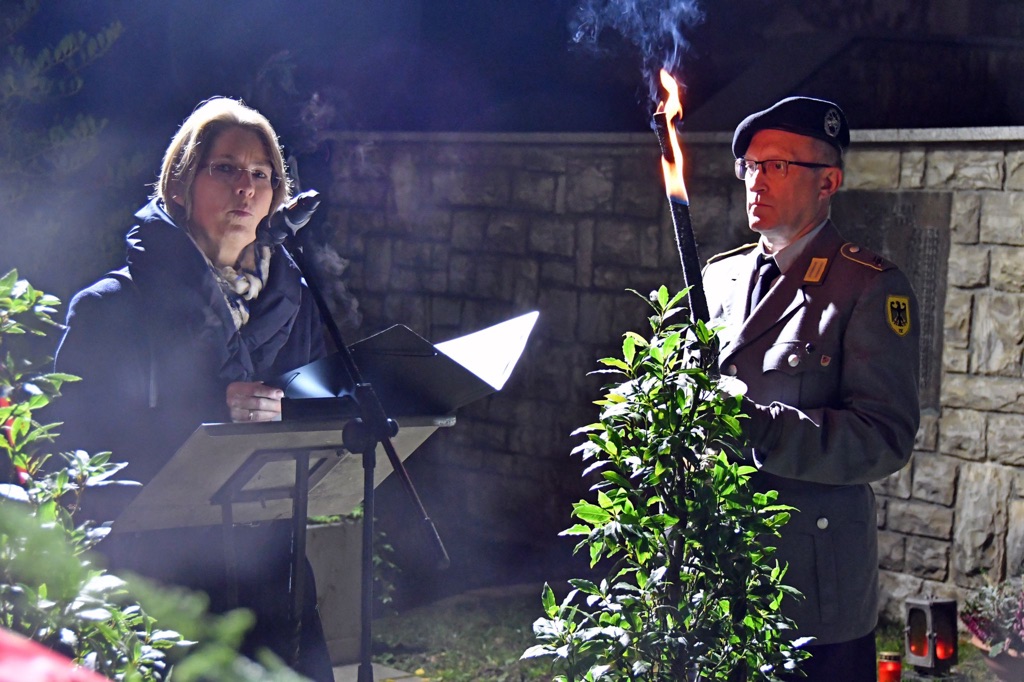 - 6 - Bürgermeisterin Annette Prechtel bei ihrer Rede