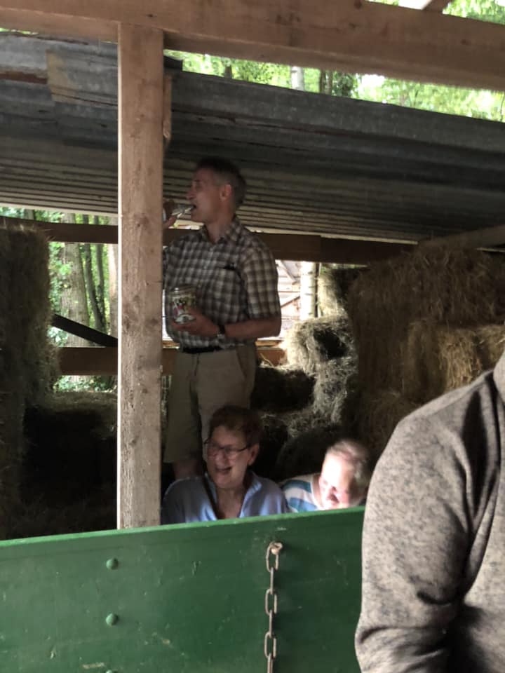 -13- Chorleiter Erich Staab sucht Schutz vor dem Regen