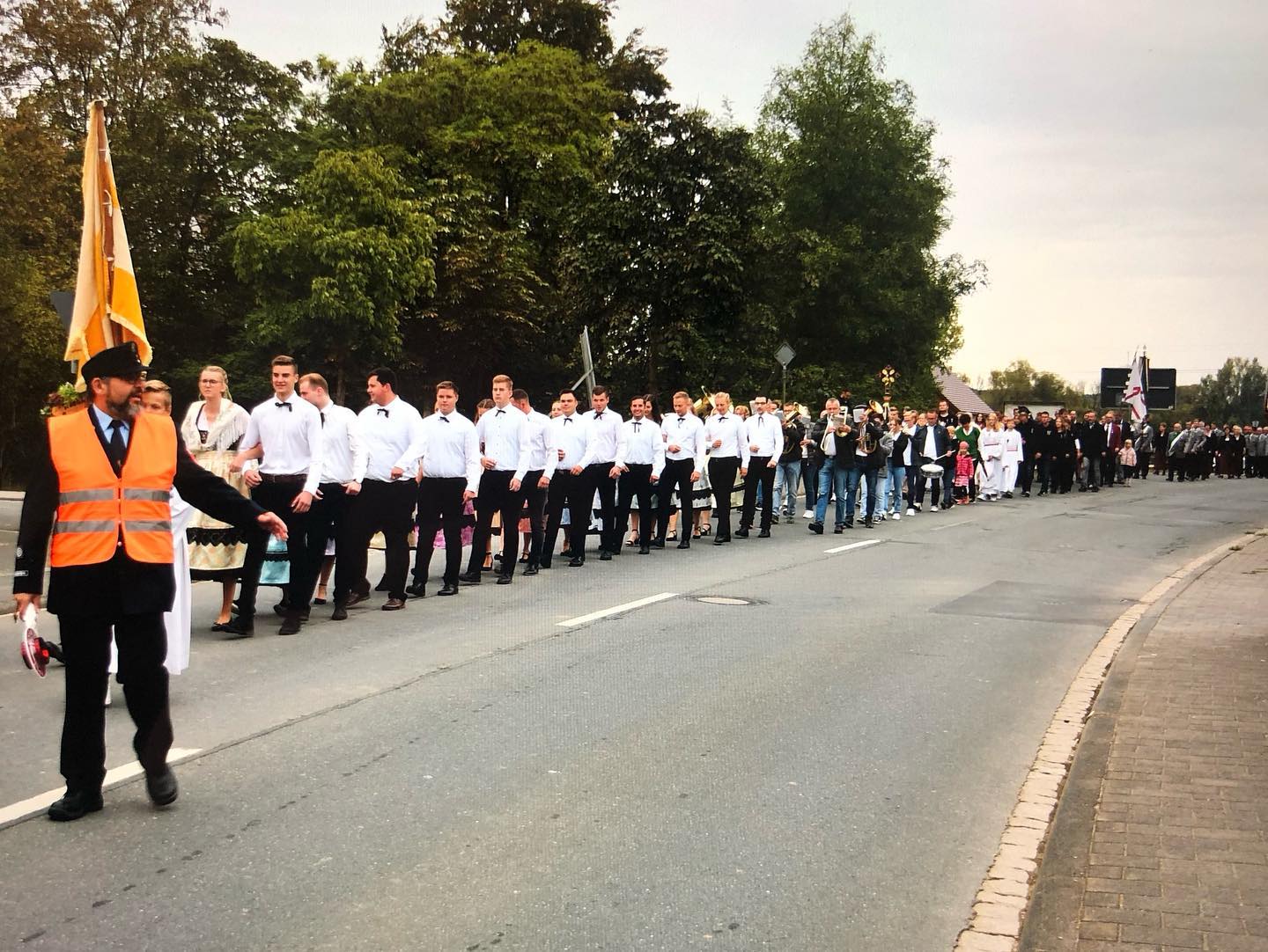 -2- Kerwasburschen und -madla