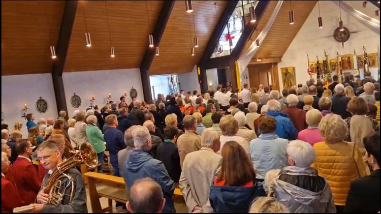 -7- Die vollbesetzte Kirche