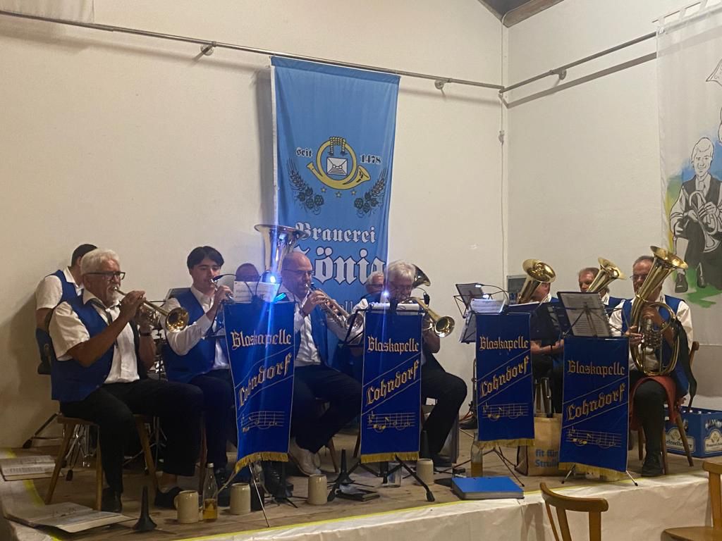 -8- Die Blaskapelle spielt auf