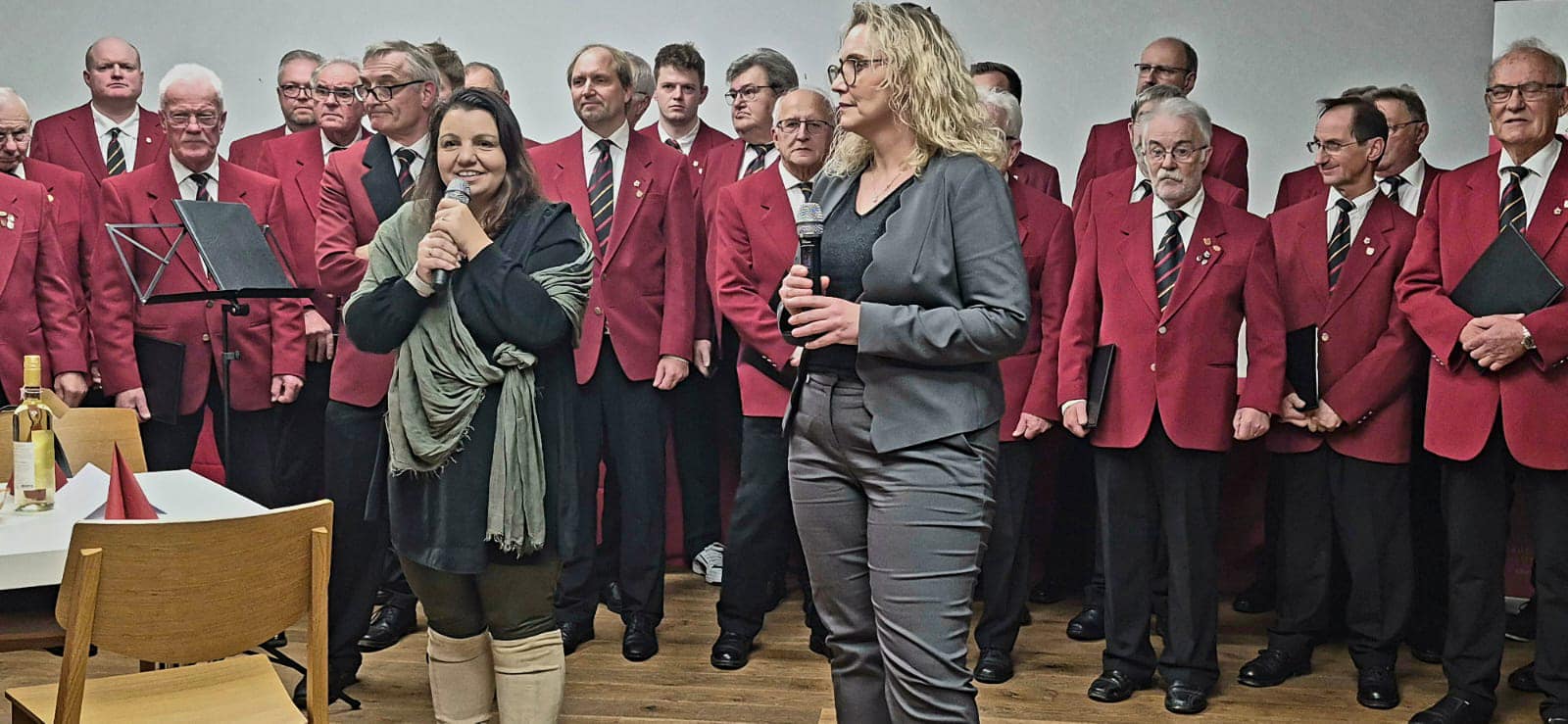 -2- Die beiden Vorständinnen begrüßen die Gäste