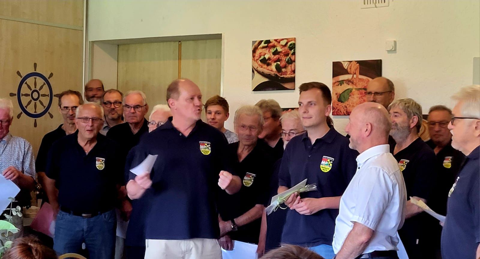 -2- 1. Vorstand Michael Schuster hält die Laudatio