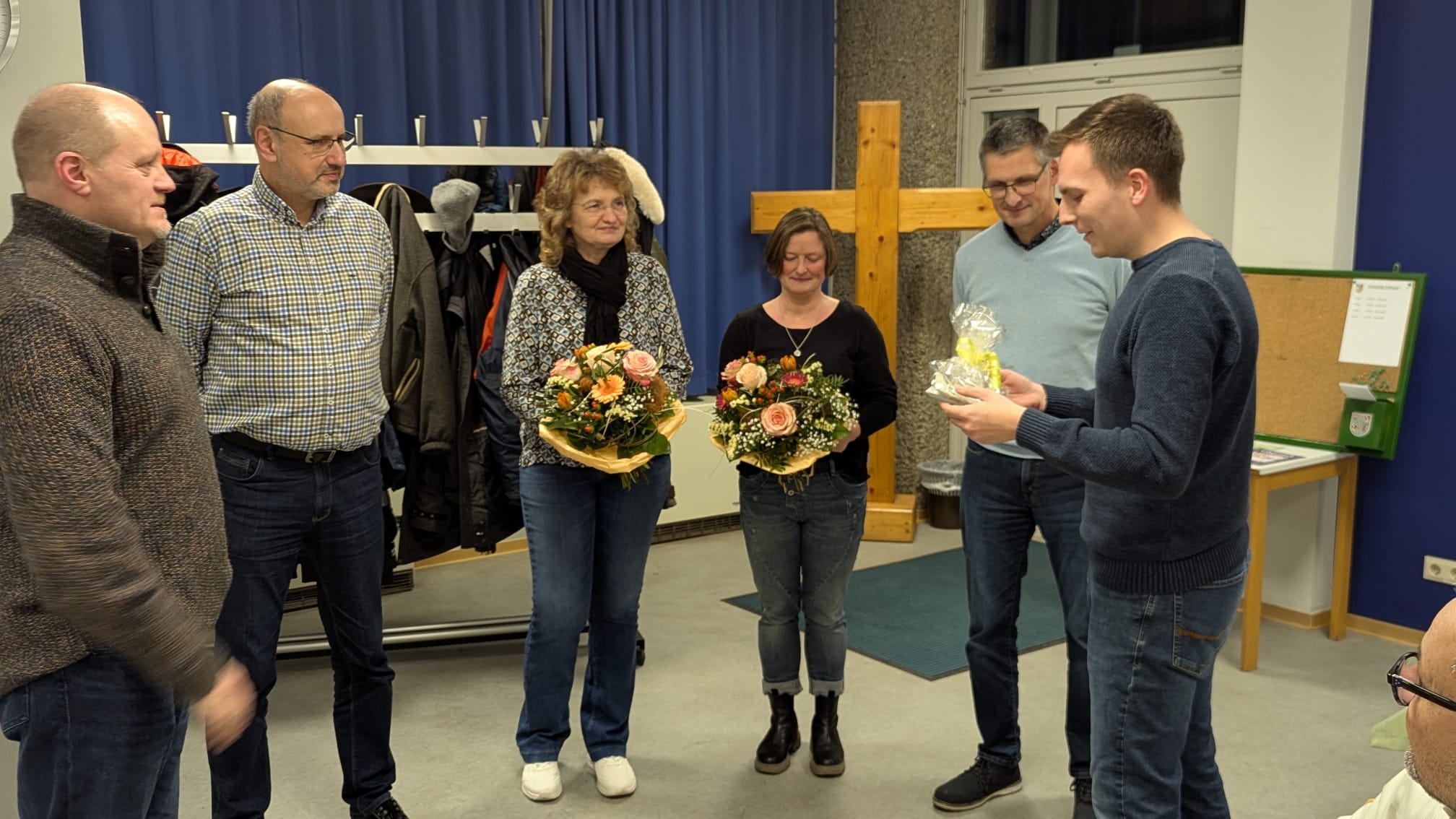 -3- ...und Geschenkübergabe